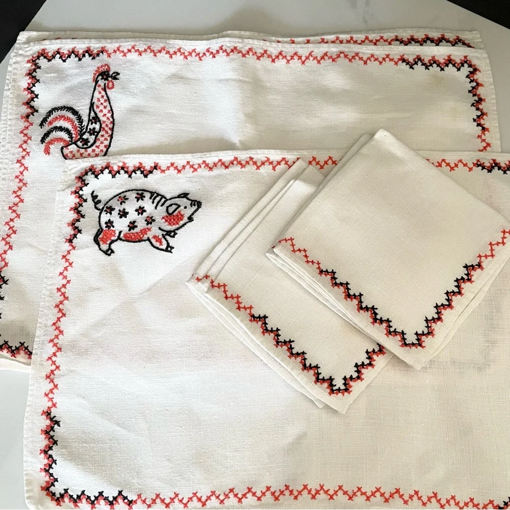 8 Piece SET - Vintage Embroidered Animal Themed Placemats & Napkins